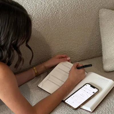 Mujer escribiendo en su diario durante su momento diario